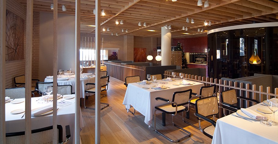 Restaurant dining room with pendant lighting