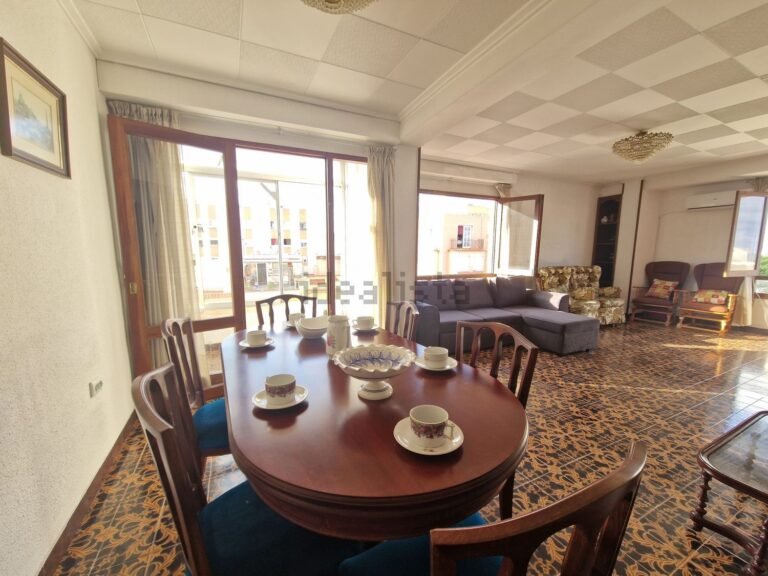 Salón con salida al balcón