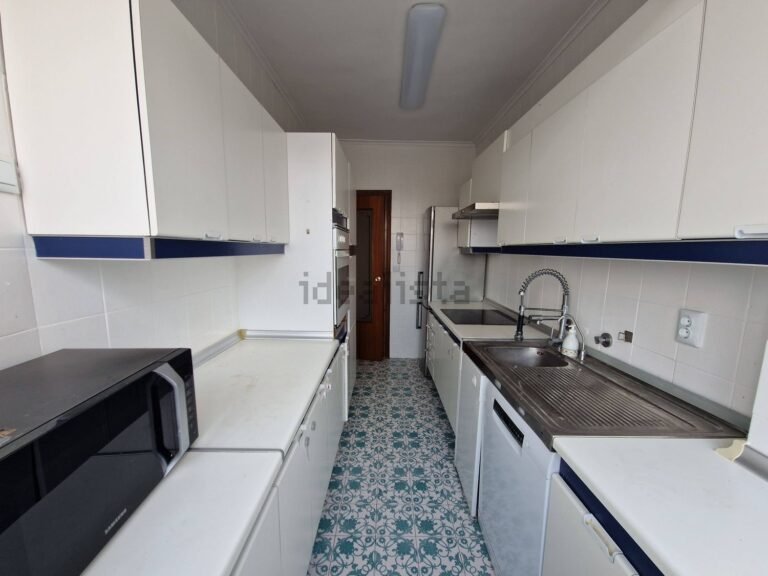 Cocina equipada con lavavajillas, horno y microondas