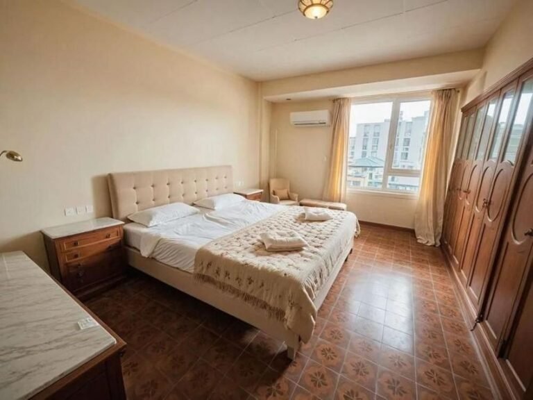 Dormitorio principal con cama de 180x200 y aire acondicionado