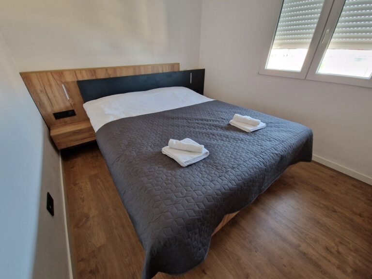Dormitorio con cama de matrimonio