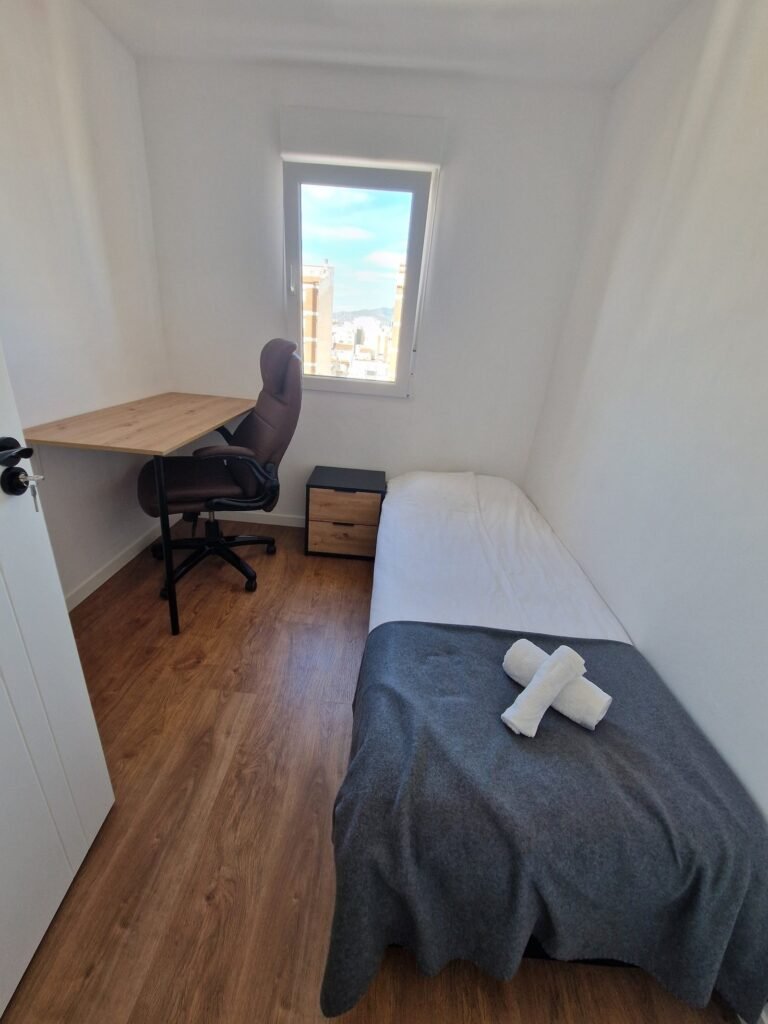 Segundo dormitorio individual con puesto de trabajo