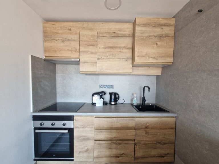 Cocina equipada con horno, vitrocerámica y cafetera